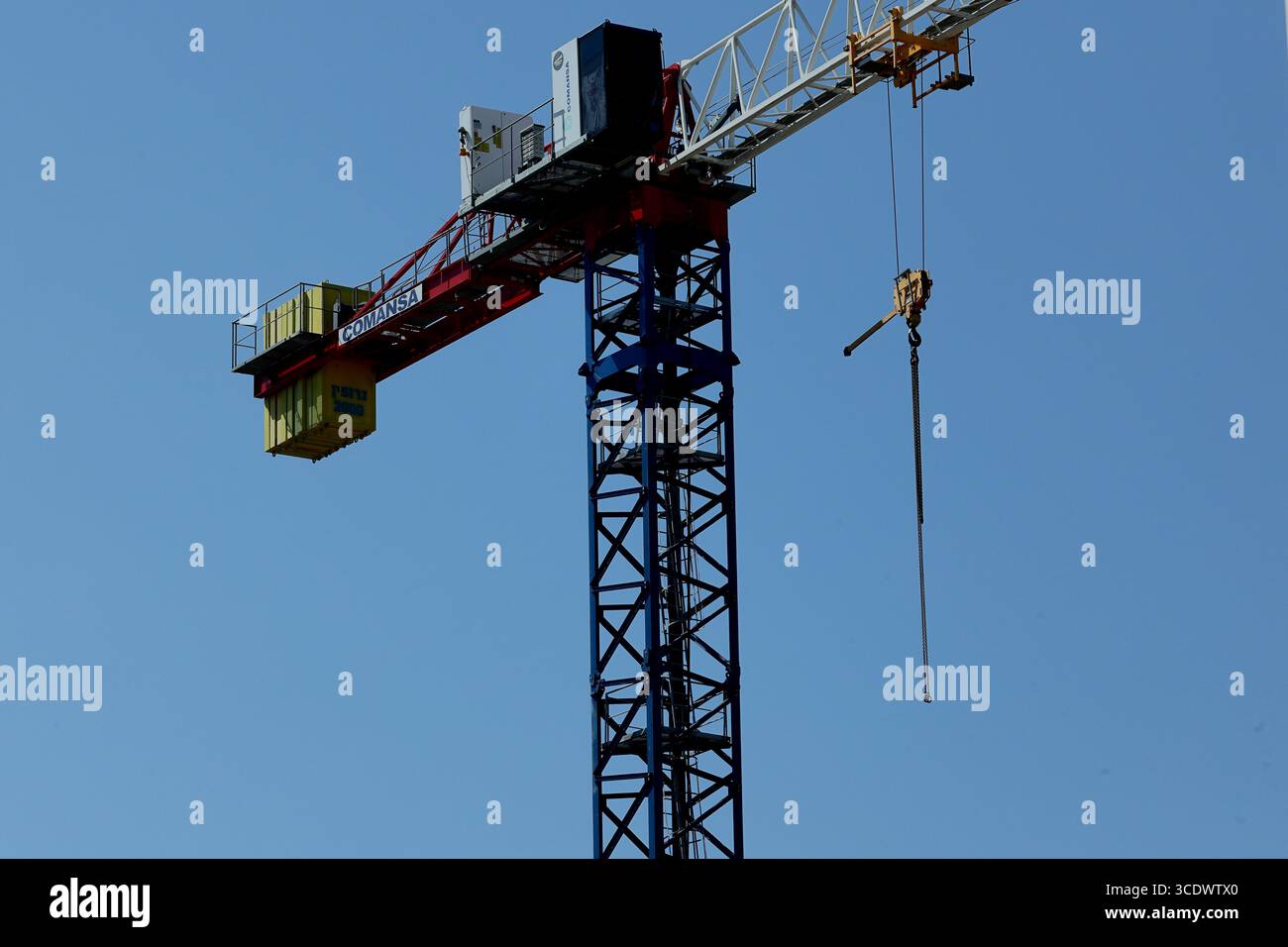Grue à tour avec flèche et crochet suspendu contre le ciel bleu à tel Aviv, Israël, illustrant la construction moderne pour le voyage, l'usage éditorial et commercial. Banque D'Images