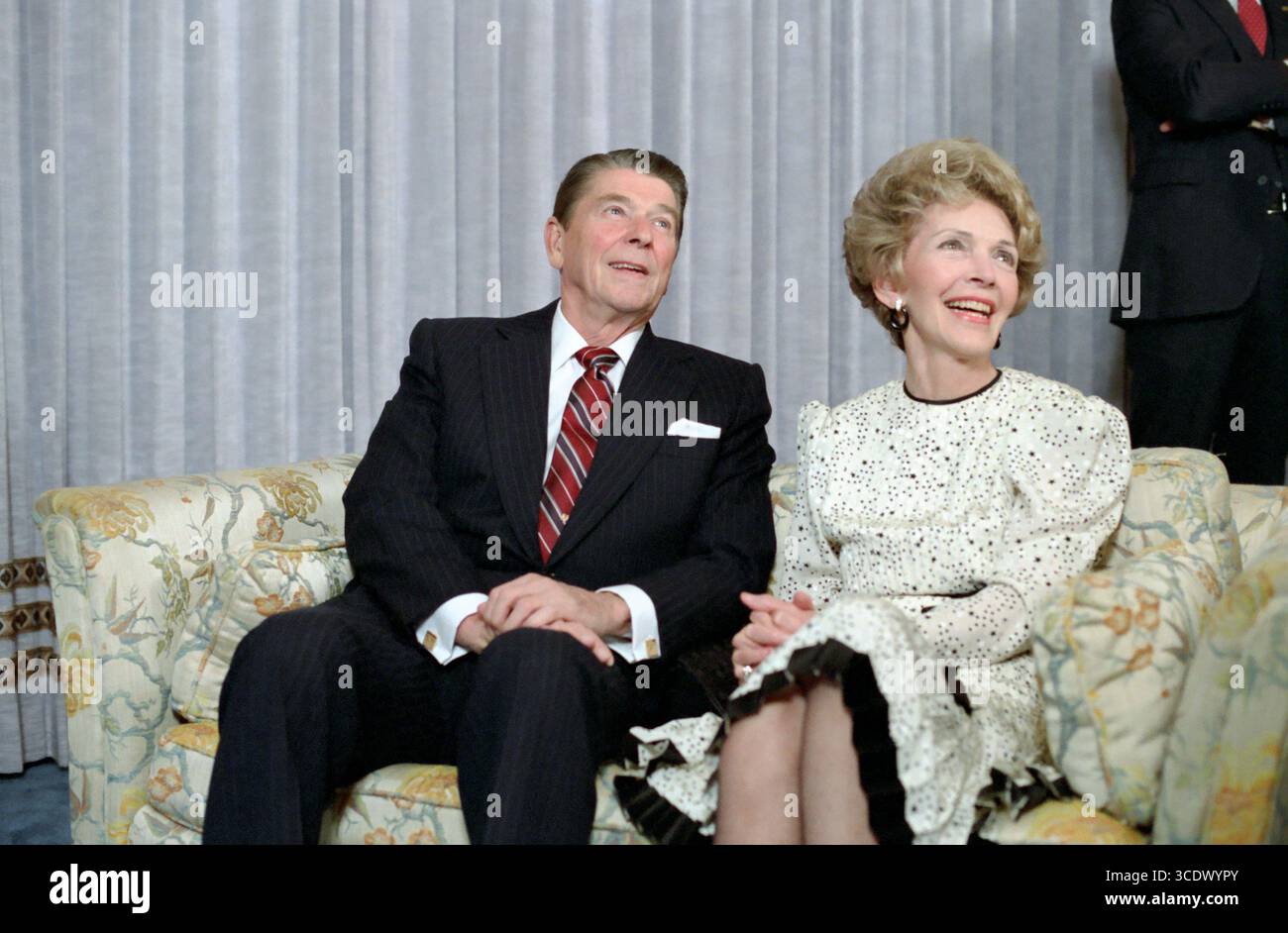 Le président Ronald Reagan et Nancy Reagan regardent le retour des élections au Century Plaza Hotel à Los Angeles, Californie, 11/6/1984 Banque D'Images