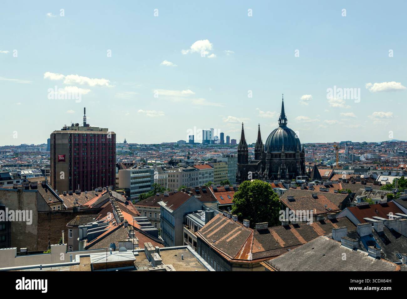 Vienne, Autriche - 16 juin 2023 : vue de Vienne depuis le toit du centre commercial de la rue Mariahilfer Banque D'Images