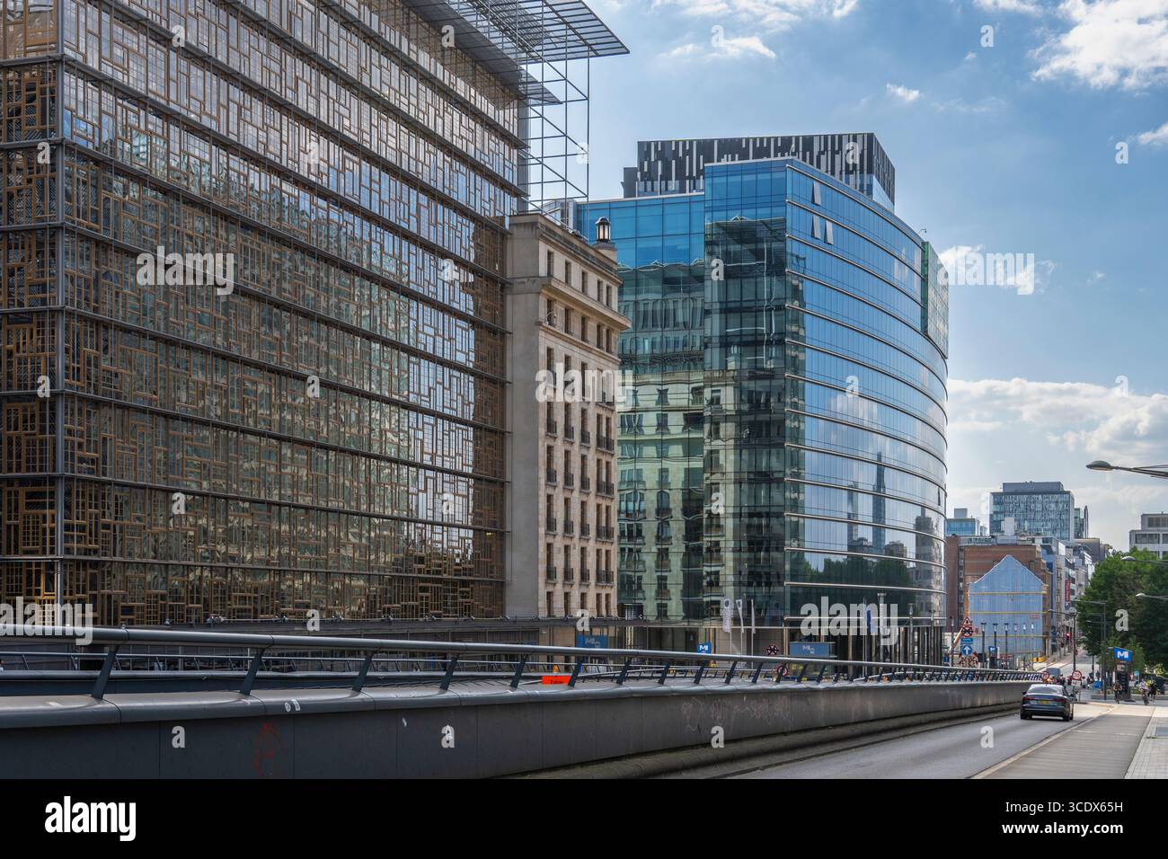Bruxelles, Belgique, 08.10.2025, panoramas depuis la place du rond point, les bâtiments anciens sont transformés en construisant de nouveaux au-dessus. L'ancien se reflète dans le nouveau Banque D'Images