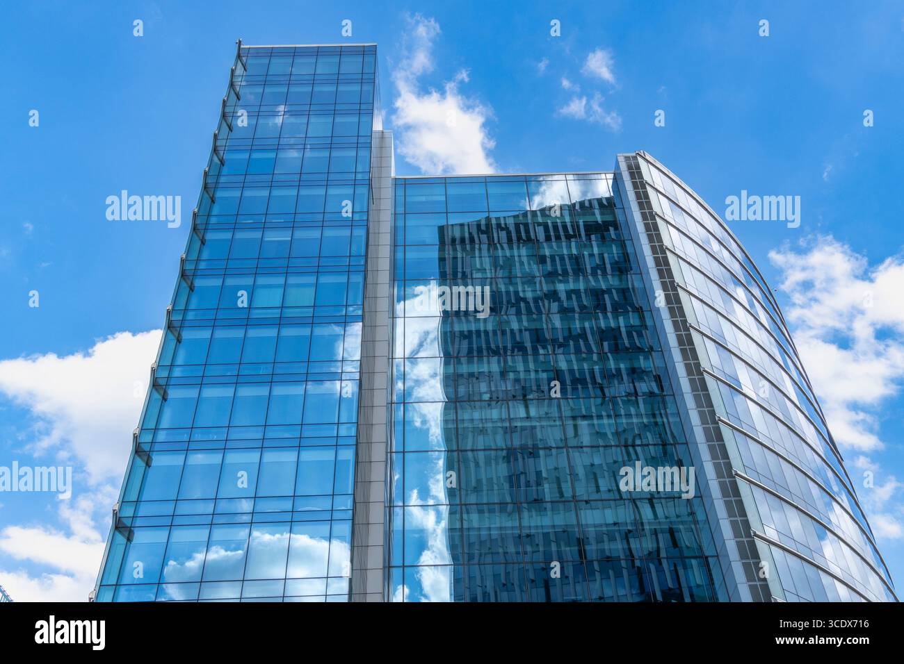 Bruxelles, Belgique, 08.10.2025, panoramas depuis la place du rond point, les bâtiments anciens sont transformés en construisant de nouveaux au-dessus. L'ancien se reflète dans le nouveau Banque D'Images