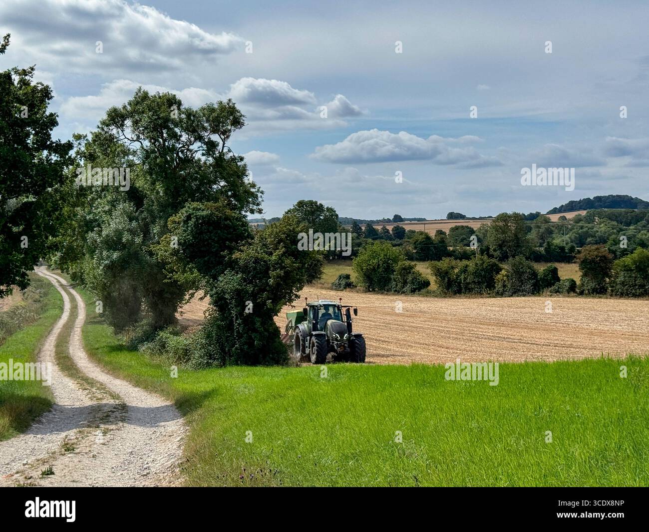 Voie ferrée et véhicule agricole travaillant sur des terres agricoles près de Malton dans le North Yorkshire dans le nord-est de l'Angleterre Banque D'Images