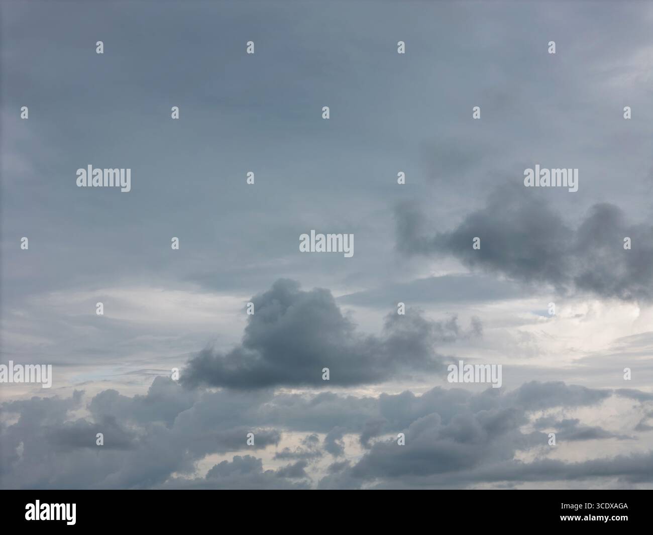 Fond de ciel de nuage gris bas. Prévision météorologique de pluie Banque D'Images