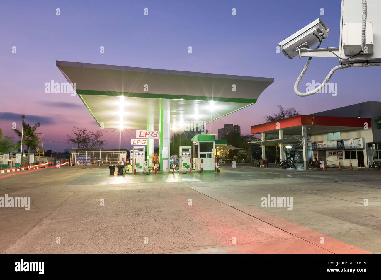 Station de remplissage de GPL (Liquid Petroleum Gas) de surveillance de caméra de télévision en circuit fermé - alternative d'essence moins chère. Banque D'Images