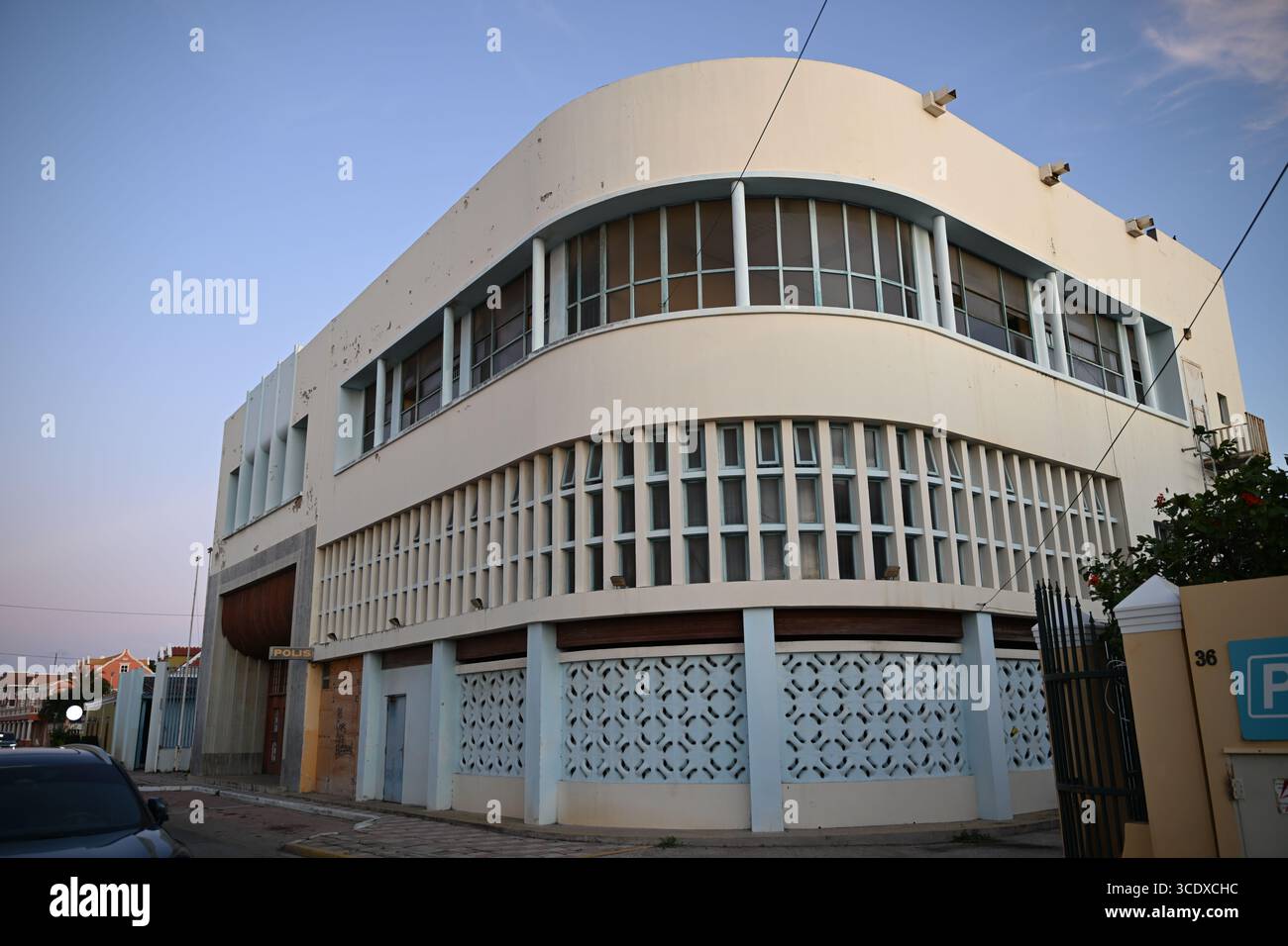 Aruba, Oranjestad - vue aérienne sur le magnifique poste de police de style Bauhaus Banque D'Images