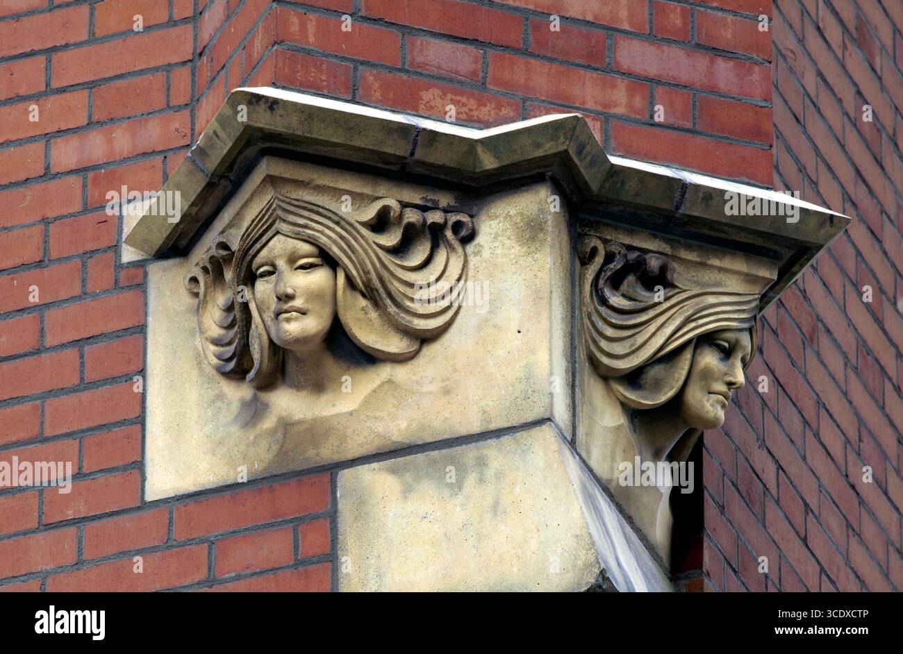 Faces en pierre et tresses Art Nouveau sur le prolongement arrière de l'ancienne Manchester School of Art, Higher Ormond Street, Manchester. Banque D'Images