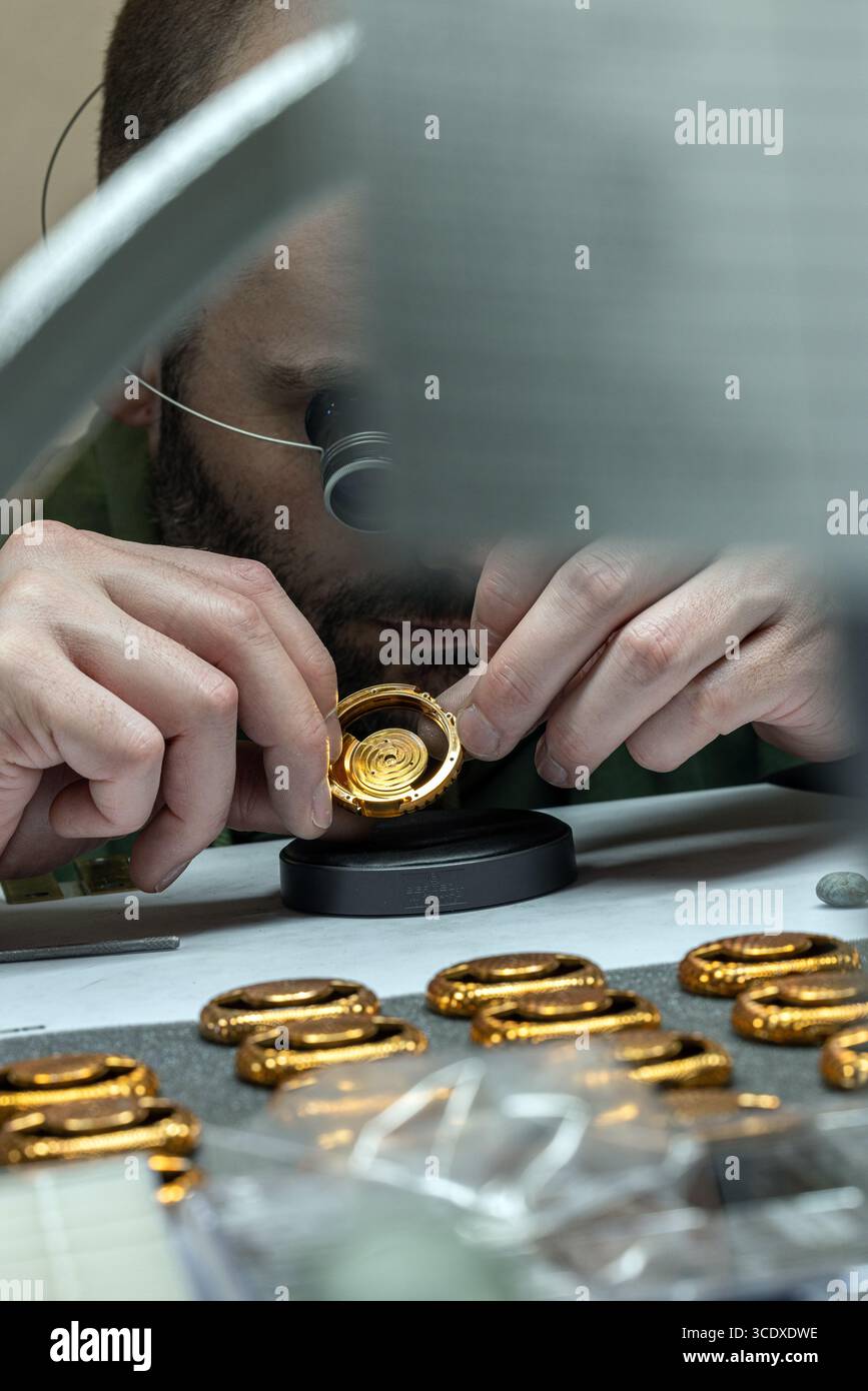 Gros plan d’un horloger assemblant l’UR-101 T-REX d’URWERK, une montre rare et futuriste, au siège d’Urwerk à Genève, en Suisse. Banque D'Images