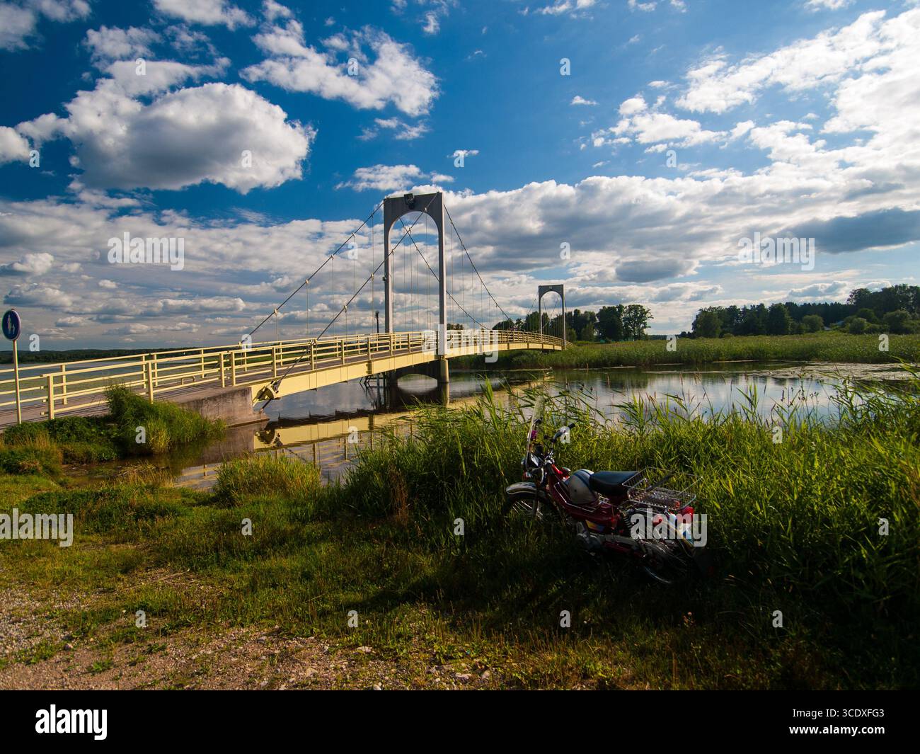 Juillet 2010, Võru, Estonie : Pont Roosisaare sur le lac Tamula avec une moto garée au premier plan. Banque D'Images