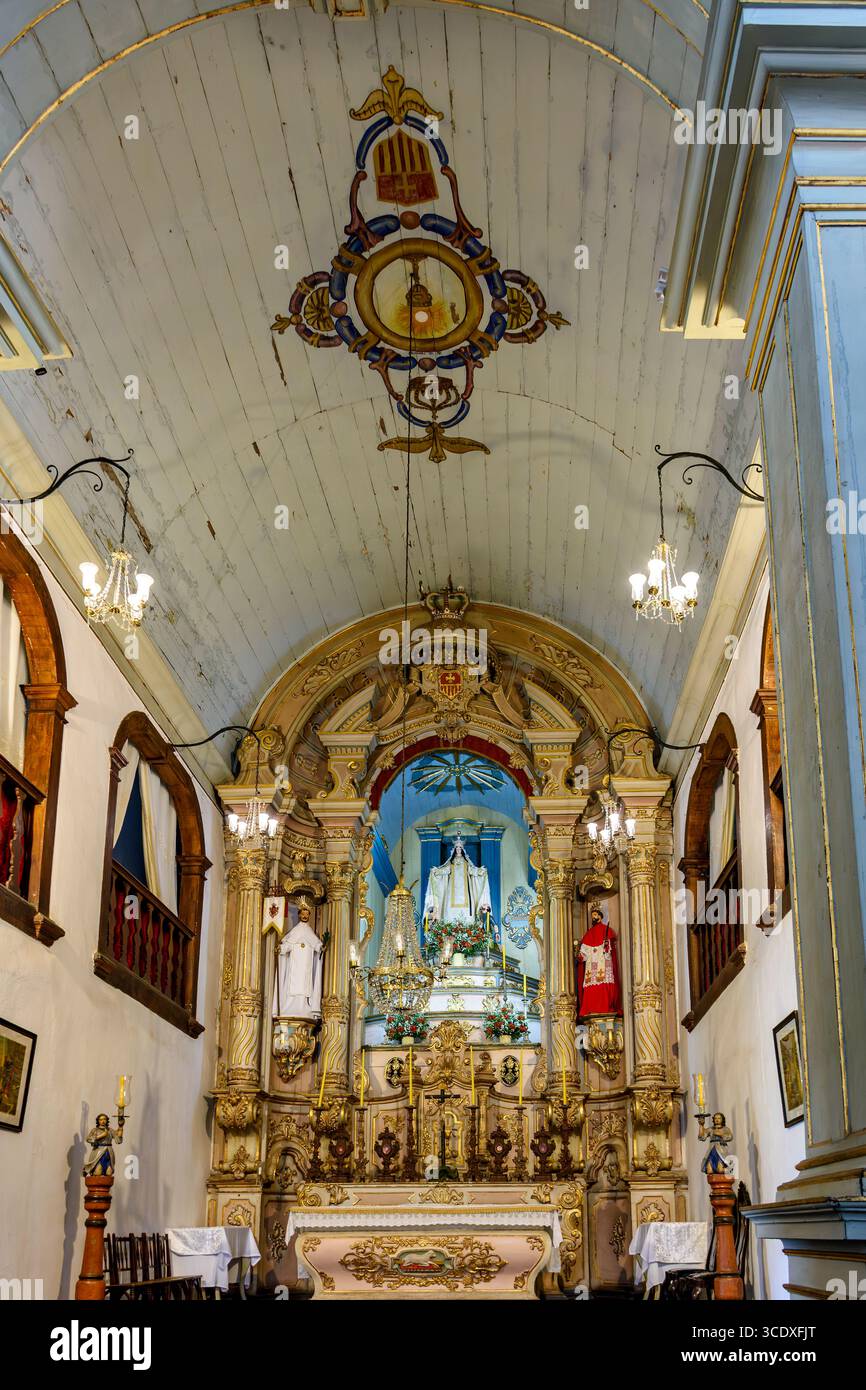 Autel et intérieur d'une ancienne église baroque dans la ville historique d'Ouro Preto dans le Minas Gerais Banque D'Images
