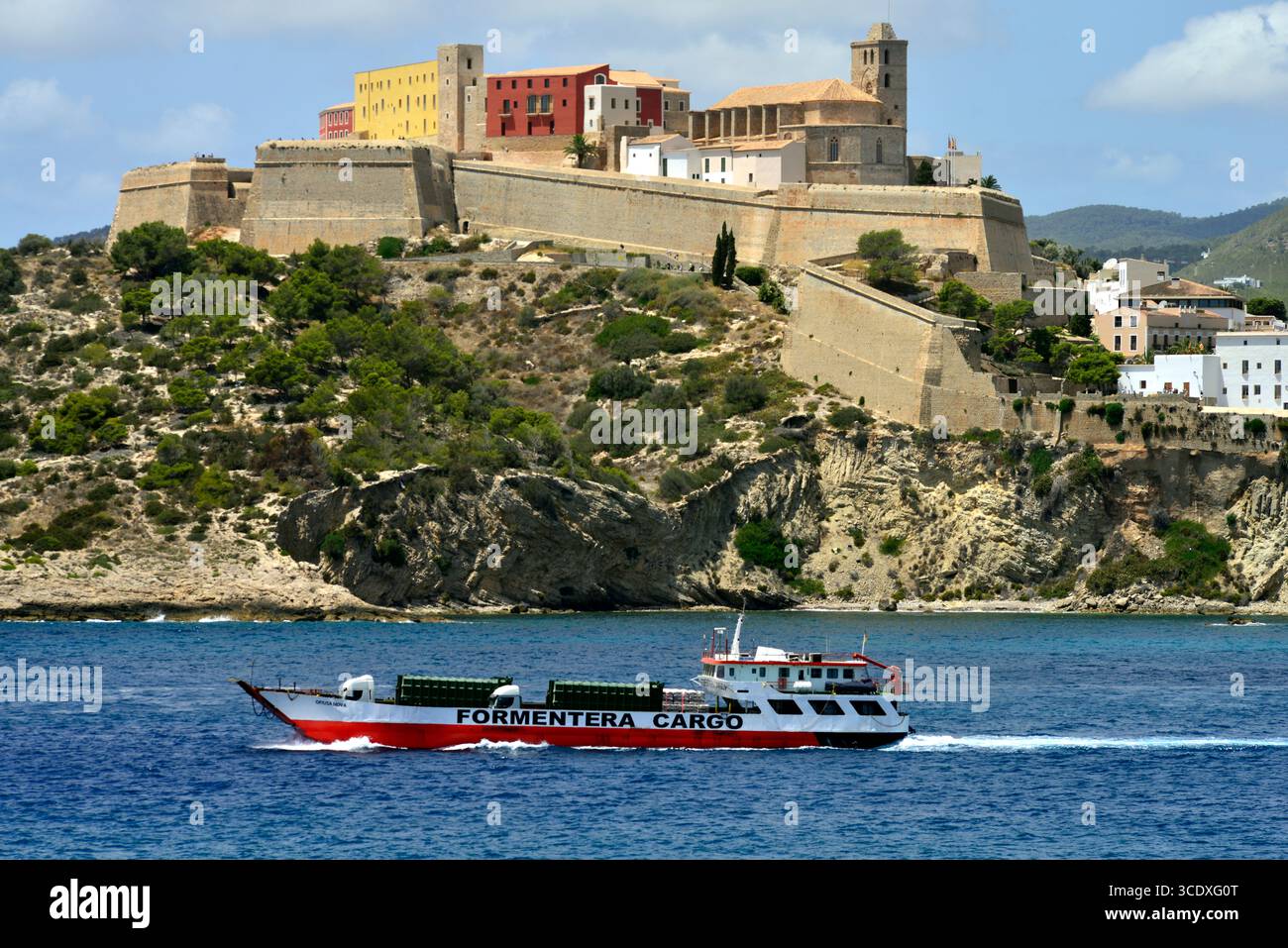 Formentera Cargo RoRo ferry 'Ofiusa Nova' se dirige vers la mer après Dalt Vila, Elivissa vieille ville, sur son voyage d'Ibiza à Formentera. Banque D'Images