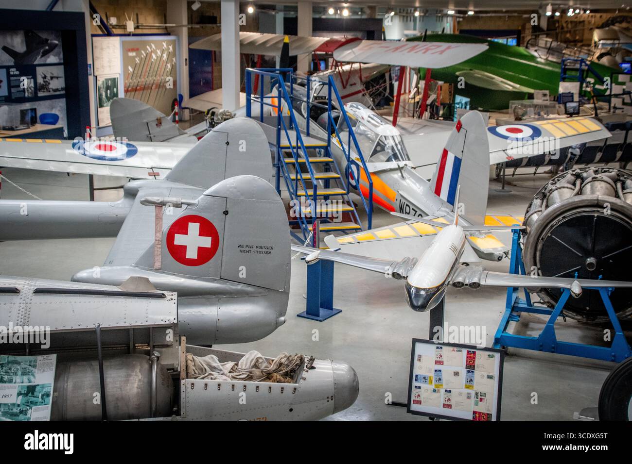 Exposition d'avions d'avant la seconde Guerre mondiale au musée DeHaviland en Angleterre Banque D'Images