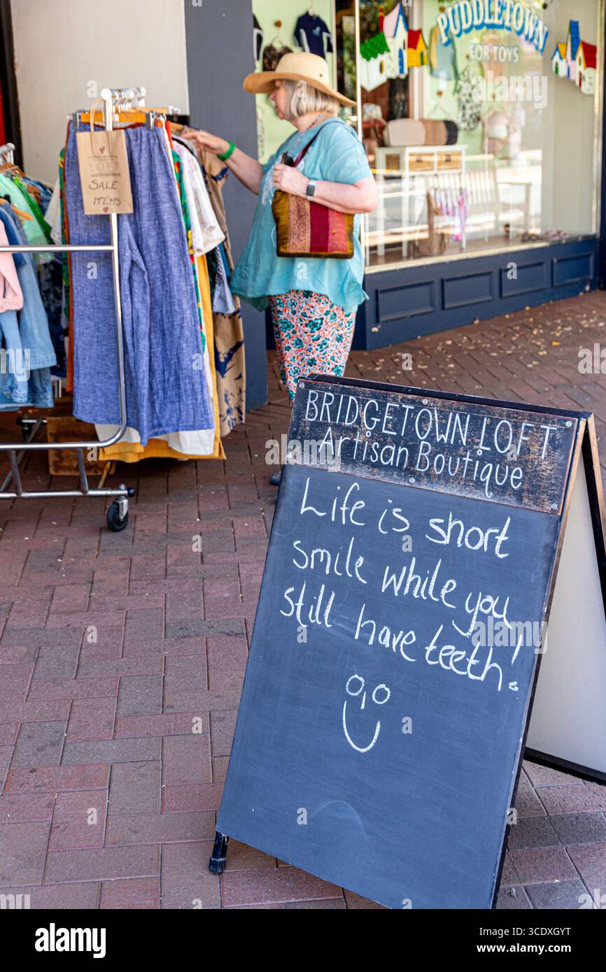 Panneau drôle devant la boutique Bridgetown Loft Artisan à Bridgetown dans la région sud-ouest de l'Australie occidentale, WA, Australie. Banque D'Images