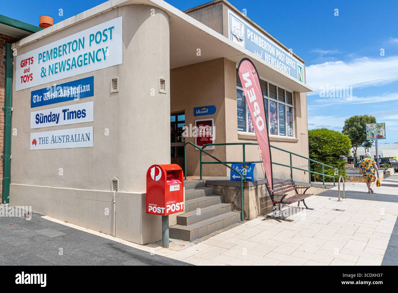 Bureau de poste et kiosque à journaux à côté de la Vasse Highway à Pemberton dans la région SW de l'Australie occidentale WA Banque D'Images
