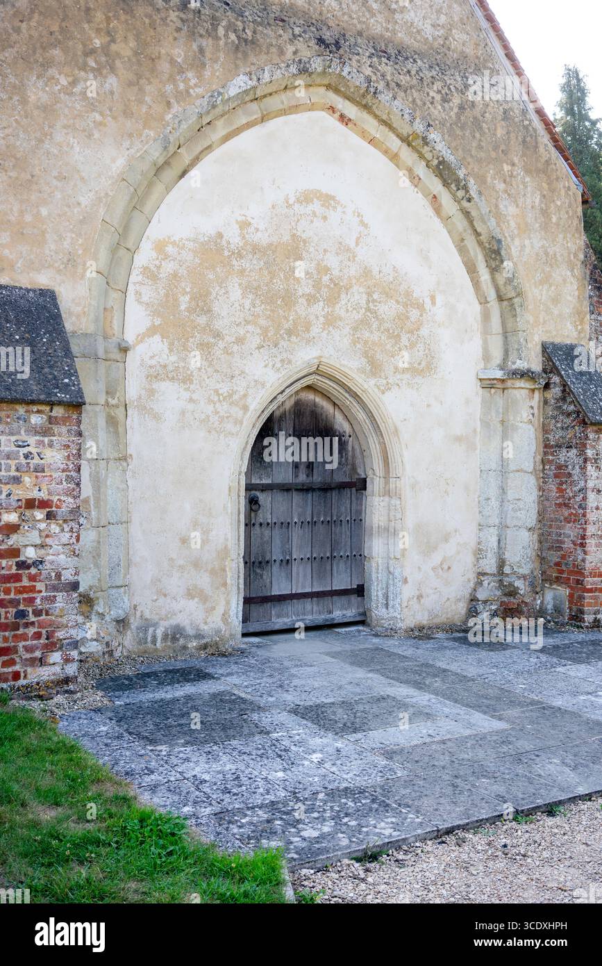 Porte en bois cloutée de fer à l'église Old St Peters à Stockbridge Royaume-Uni Banque D'Images
