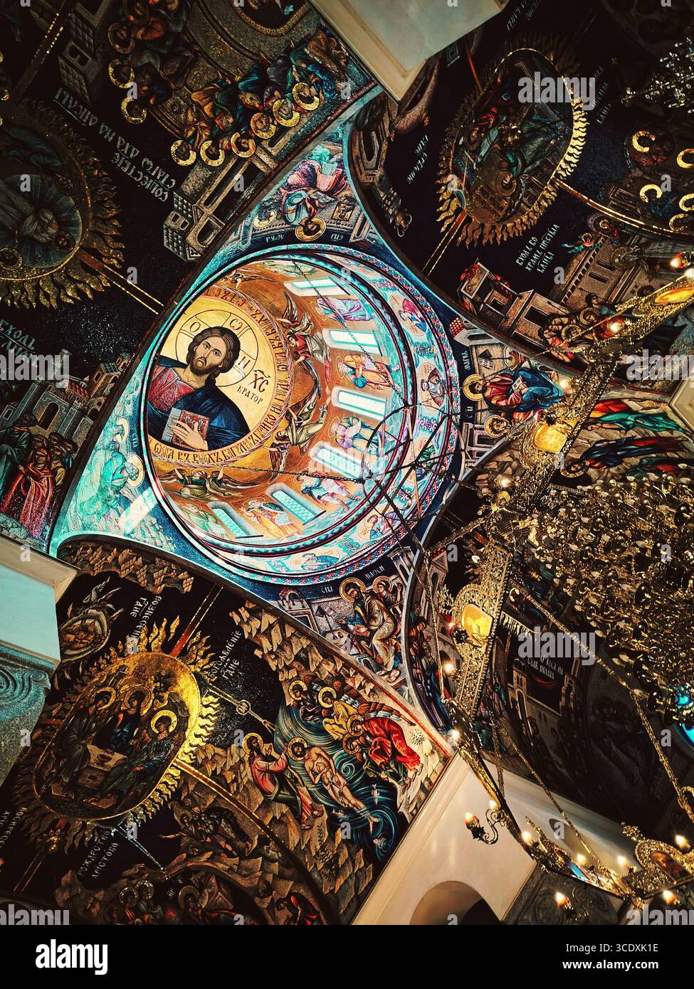 Fresques au plafond et iconographie dans une église orthodoxe, avec des couleurs vives et des motifs religieux. - Image de stock capturée avec un smartphone