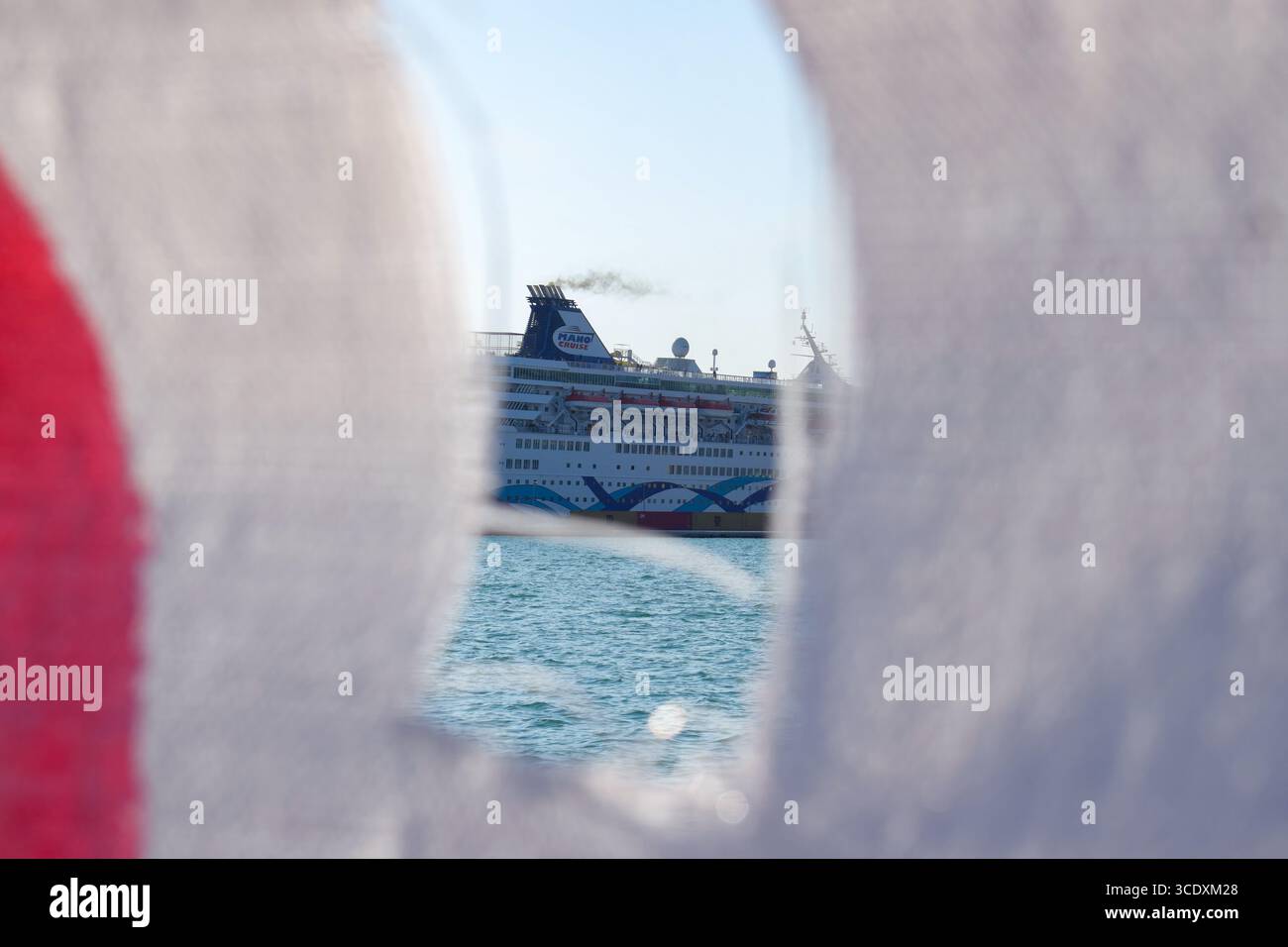 Volos, Grèce, 13 août 2025. Les manifestants tiennent des banderoles avec des slogans dans le port de Volos alors que le navire de croisière israélien Crown Iris, visible à l'arrière-plan, part. Des manifestations ont eu lieu sur les îles grecques et les ports continentaux le long de la route de l'Iris de la Couronne, qui transporterait des soldats israéliens en vacances en Grèce. Crédit : Dimitris Aspiotis/Alamy Live News Banque D'Images