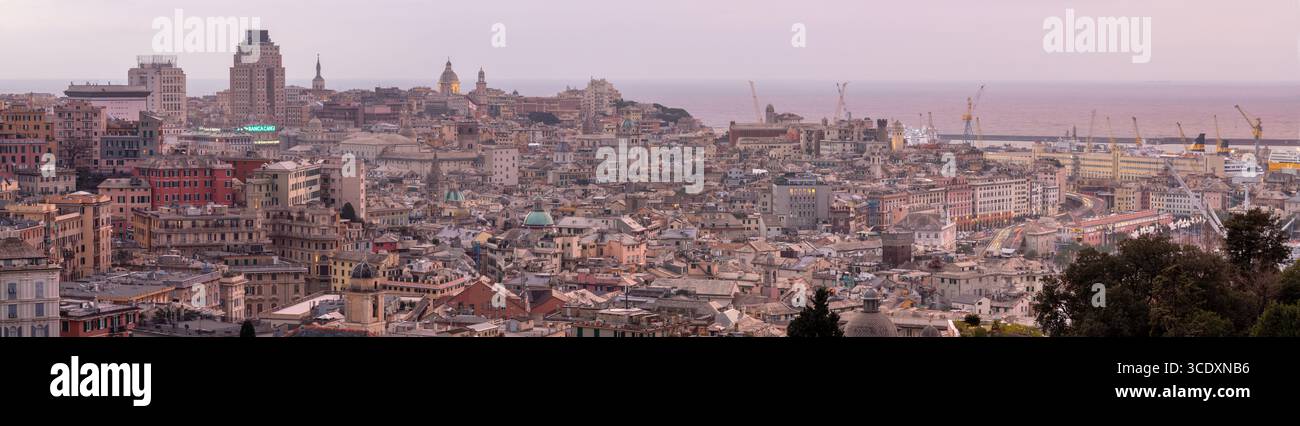 Le panorama de Genova au crépuscule du matin. Banque D'Images