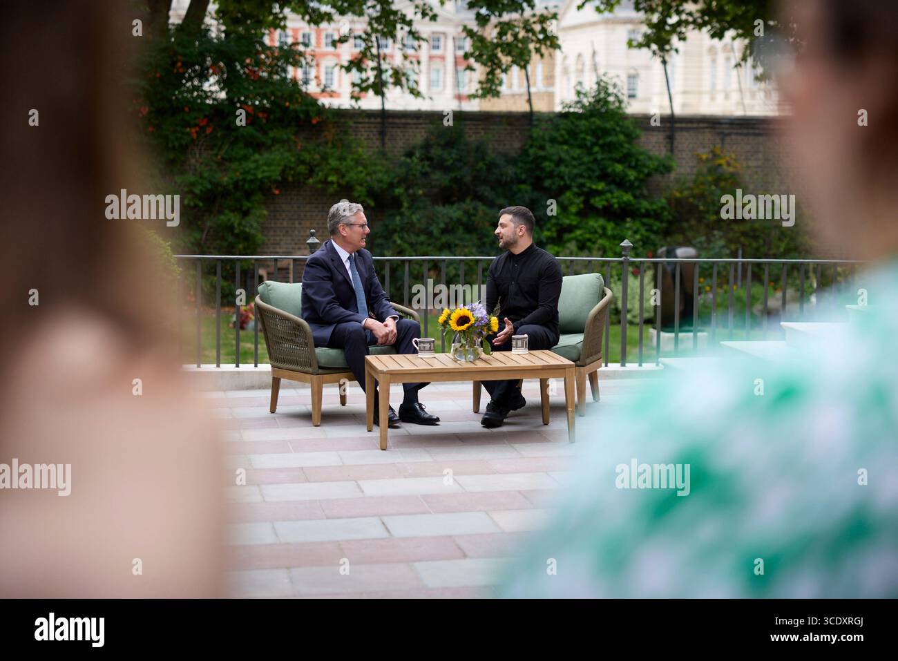 Londres, Royaume-Uni. 14 août 2025. Le premier ministre britannique Sir Keir Starmer, à gauche, rencontre le président ukrainien Volodymyr Zelenskyy, à droite, autour d’un thé dans le jardin du 10 Downing Street, le 14 août 2025 à Londres, Royaume-Uni. Crédit : Pool photo/Bureau de presse présidentiel ukrainien/Alamy Live News Banque D'Images