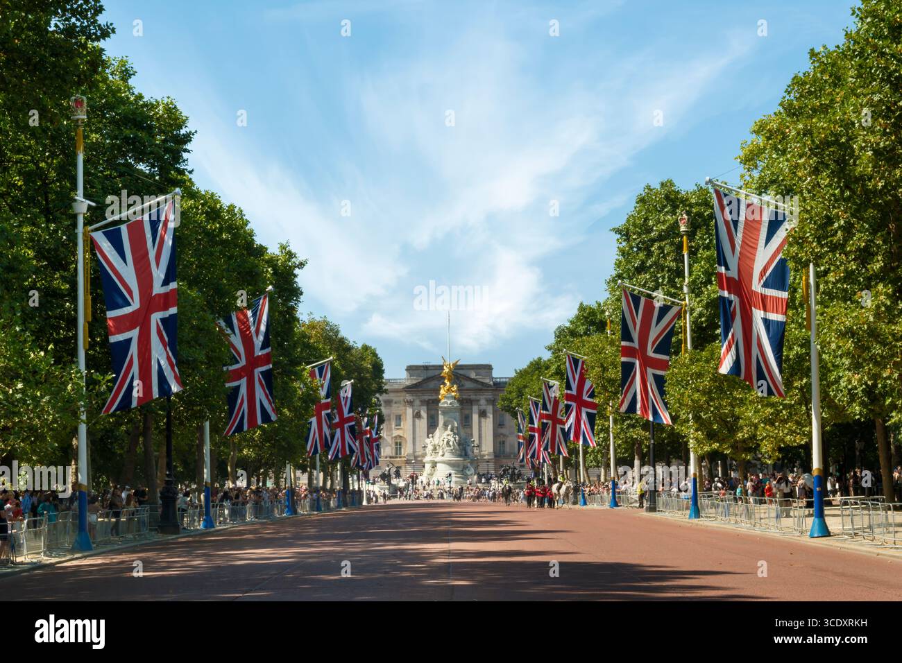Londres, Angleterre - les nombreux Union Jacks qui bordent le Mall sur le chemin vers Buckingham Palace dans le centre de Londres. Banque D'Images