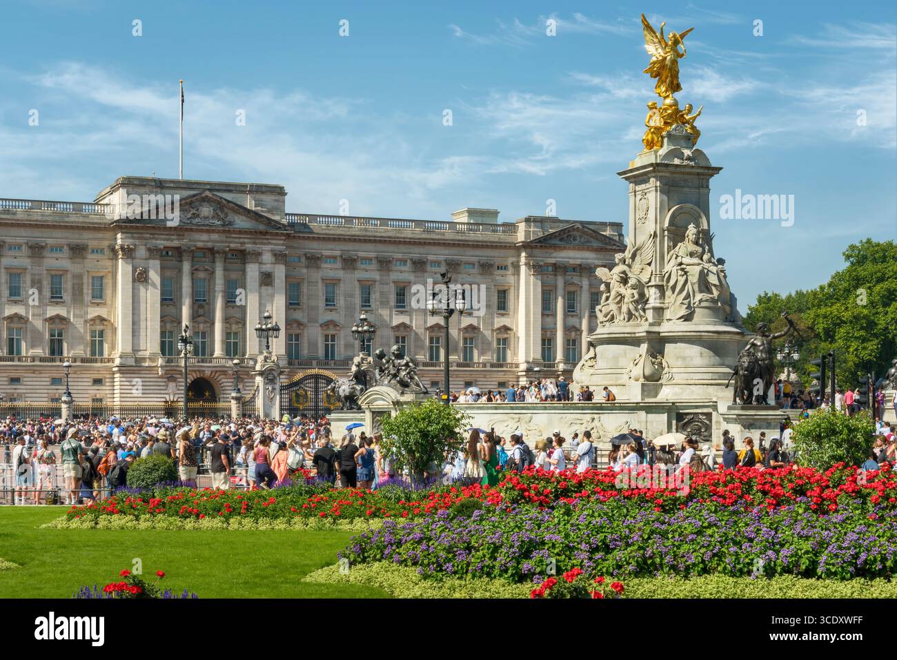Londres, Angleterre - par une chaude journée d'été, les touristes se rassemblent devant Buckingham Palace dans le centre de Londres. Banque D'Images