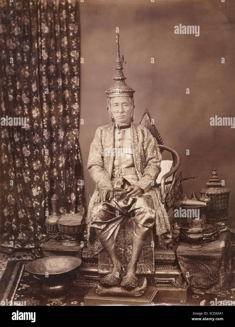 Sa Majesté Prabat Somdet Pra parameñdr Mahá Mongkut, premier roi du Siam, en costume d'État John Thomson British, écossais 1865 Banque D'Images