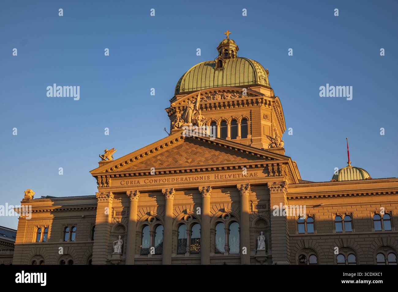 07-08-2025 Berne, Suisse. Bâtiment du Parlement au coucher du soleil, pas de gens Banque D'Images