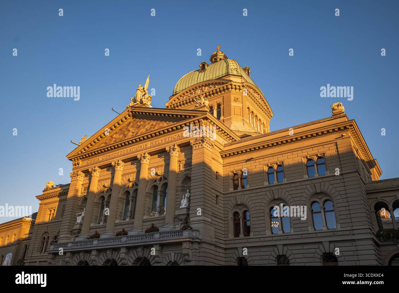 07-08-2025 Berne, Suisse. Bâtiment du Parlement au coucher du soleil, pas de gens Banque D'Images