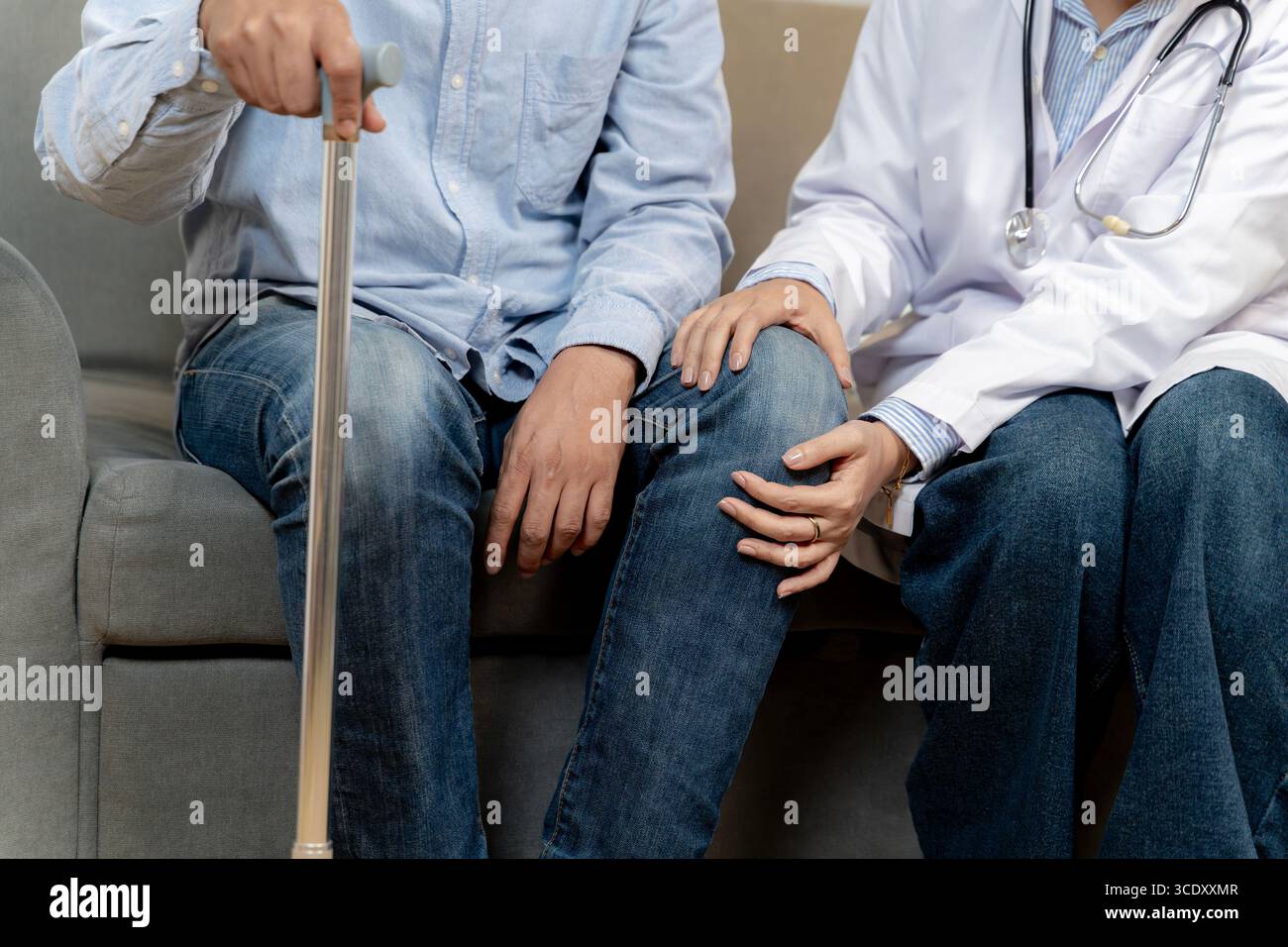 Vue rapprochée d'un homme saisissant son genou en douleur, représentant une blessure, un accident ou des problèmes de santé articulaire. Banque D'Images