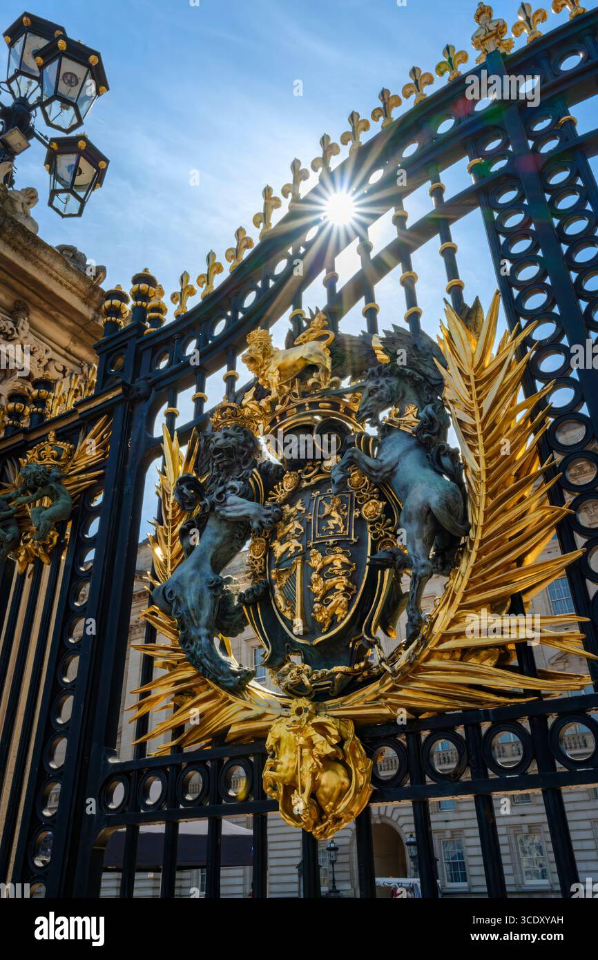 Londres, Angleterre - L'une des crêtes héraldiques élaborées aux portes du palais de Buckingham dans le centre de Londres. Banque D'Images