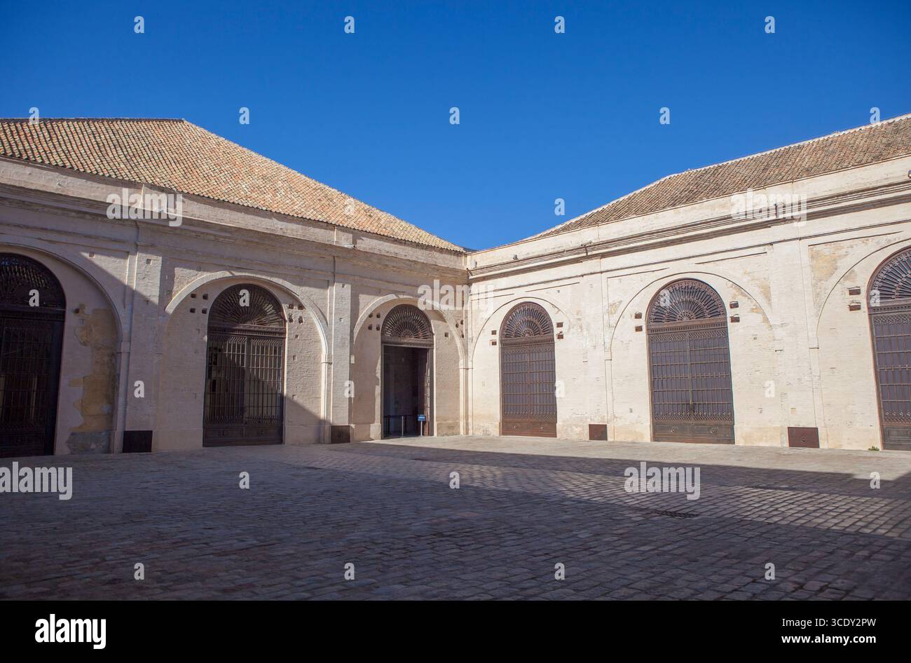 Séville, Espagne - 30 décembre 2024 : usine d'artillerie royale de Séville, 18ème siècle bâtiment industriel cour Banque D'Images