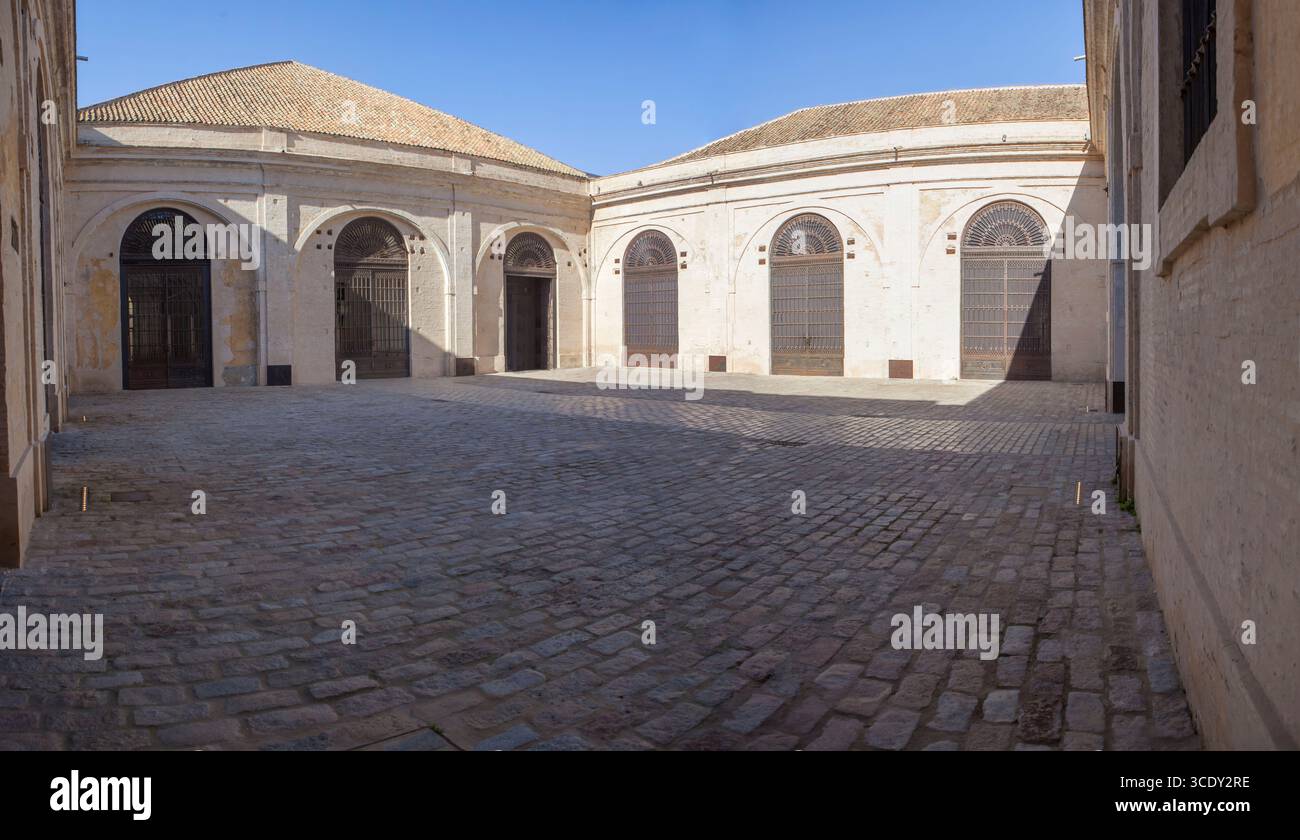 Séville, Espagne - 30 décembre 2024 : usine d'artillerie royale de Séville, 18ème siècle bâtiment industriel cour Banque D'Images