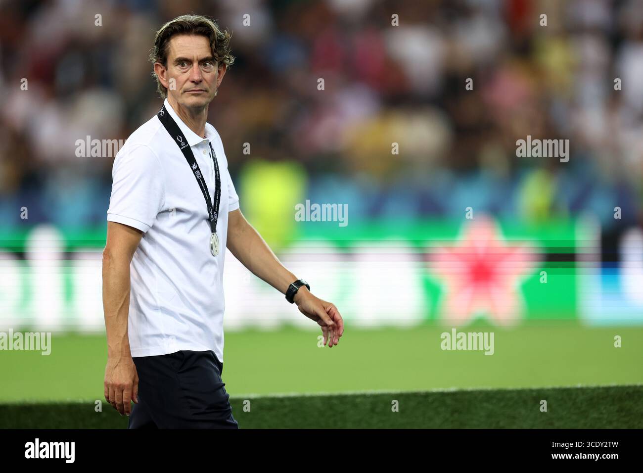 Udine, Italie. 13 août 2025. Thomas Frank, entraîneur-chef du Tottenham Hotspur FC, semble renversé à la fin de la finale de la Supercoupe de l'UEFA 2025 entre le Paris Saint-Germain FC et le Tottenham Hotspur FC au Stadio Friuli le 13 août 2025 à Udine, en Italie. Crédit : Marco Canoniero/Alamy Live News Banque D'Images