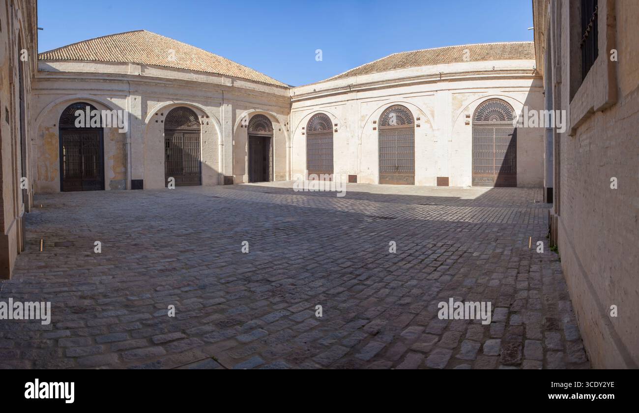 Séville, Espagne - 30 décembre 2024 : usine d'artillerie royale de Séville, 18ème siècle bâtiment industriel cour Banque D'Images