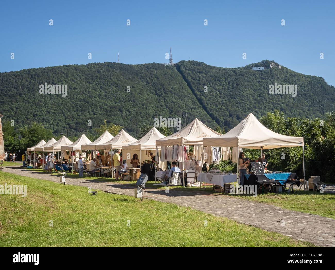 Brasov, Roumanie – 09 août 2025 : images du salon des produits traditionnels à la Citadelle de Brasov, Transylvanie. Banque D'Images