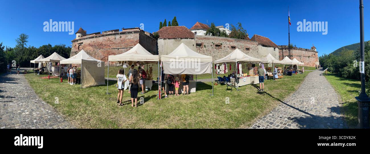 Brasov, Roumanie – 09 août 2025 : images du salon des produits traditionnels à la Citadelle de Brasov, Transylvanie. Banque D'Images