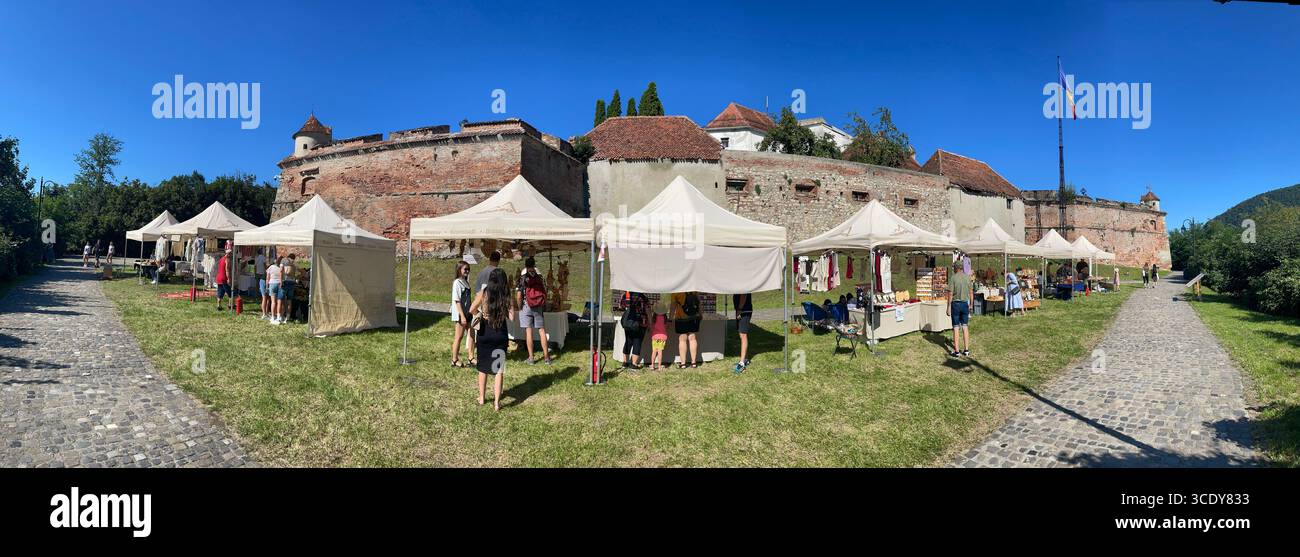 Brasov, Roumanie – 09 août 2025 : images du salon des produits traditionnels à la Citadelle de Brasov, Transylvanie. Banque D'Images