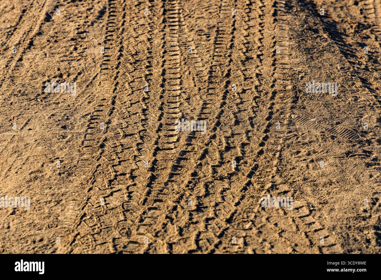 Voies de roue sur la route de campagne. Piste de pneu sur une route rurale poussiéreuse. Banque D'Images