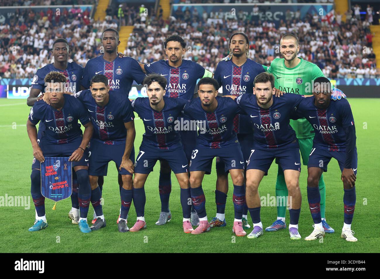 Udine, Italie. 13 août 2025. Les joueurs du Paris Saint-Germain FC posent pour une photo d'équipe avant le match de la finale de la Supercoupe de l'UEFA 2025 entre le Paris Saint-Germain FC et le Tottenham Hotspur FC au Stadio Friuli le 13 août 2025 à Udine, en Italie. Crédit : Marco Canoniero/Alamy Live News Banque D'Images