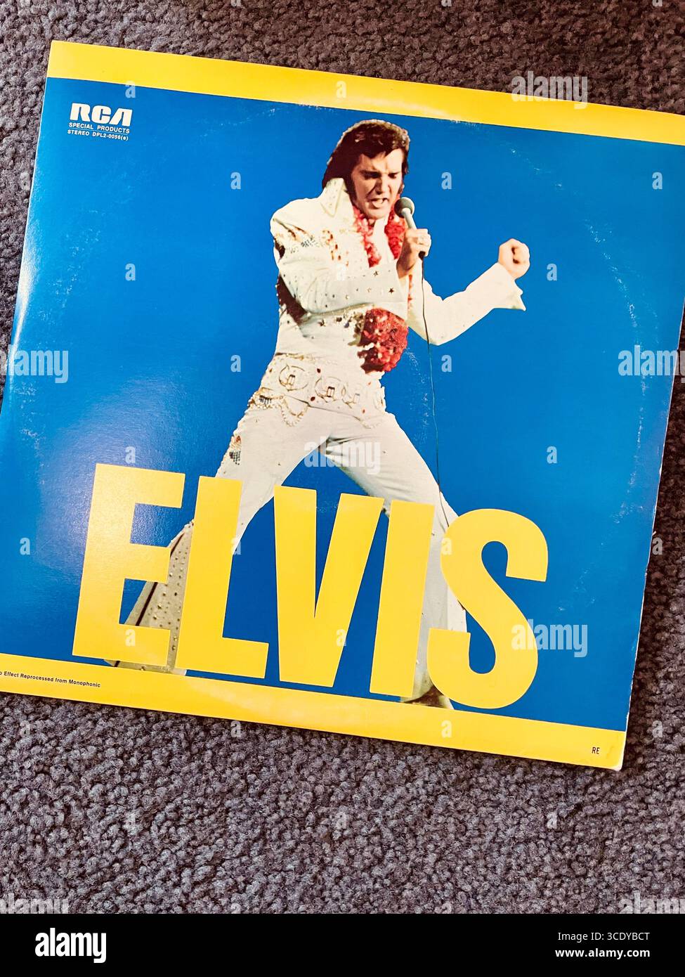 Gros plan d'un album double vinyle d'Elvis des années 1970, États-Unis - Image de stock capturée avec un smartphone