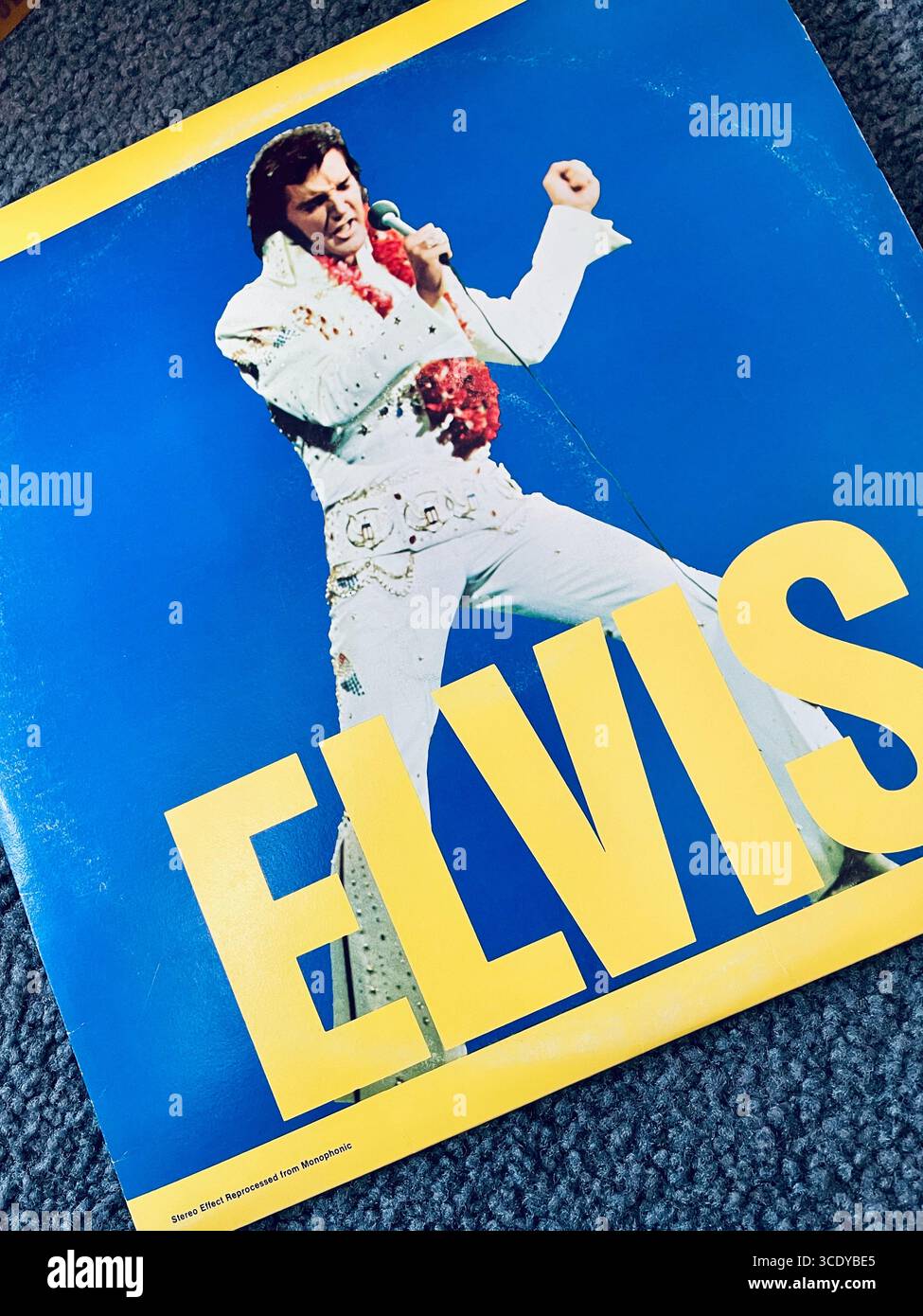 Gros plan d'un album double vinyle d'Elvis des années 1970, États-Unis - Image de stock capturée avec un smartphone