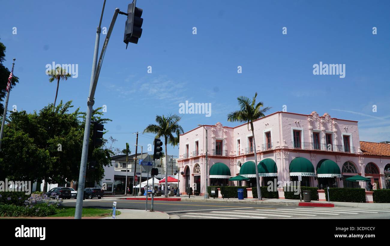 Élégant bâtiment de style Renaissance coloniale espagnole peint en rose pâle avec des auvents verts, situé sur Sunset Boulevard à Beverly Hills, Californie Banque D'Images