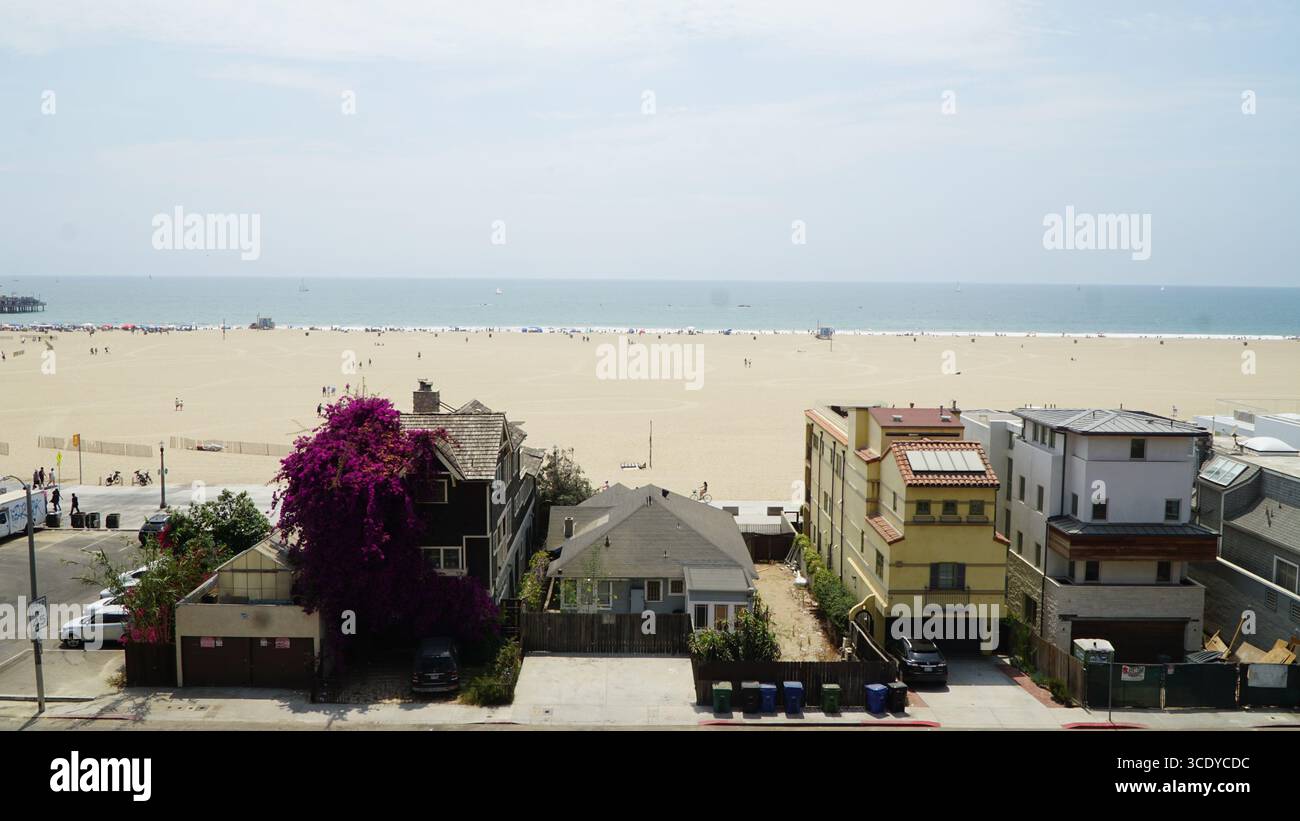Maisons en bord de mer Santa Monica avec vue sur l'océan et plage de sable, Californie, États-Unis Banque D'Images