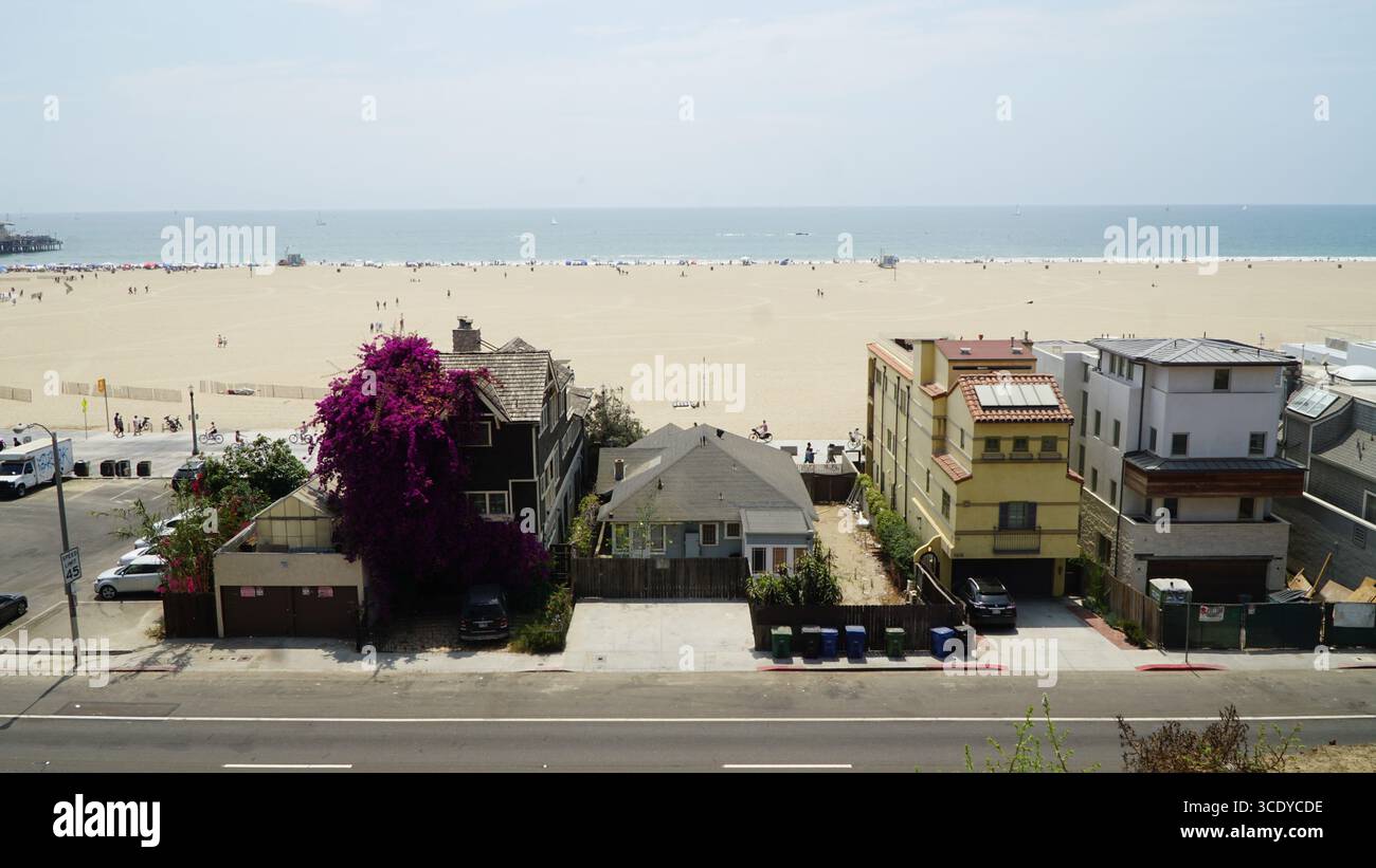 Maisons en bord de mer Santa Monica avec vue sur l'océan et plage de sable, Californie, États-Unis Banque D'Images