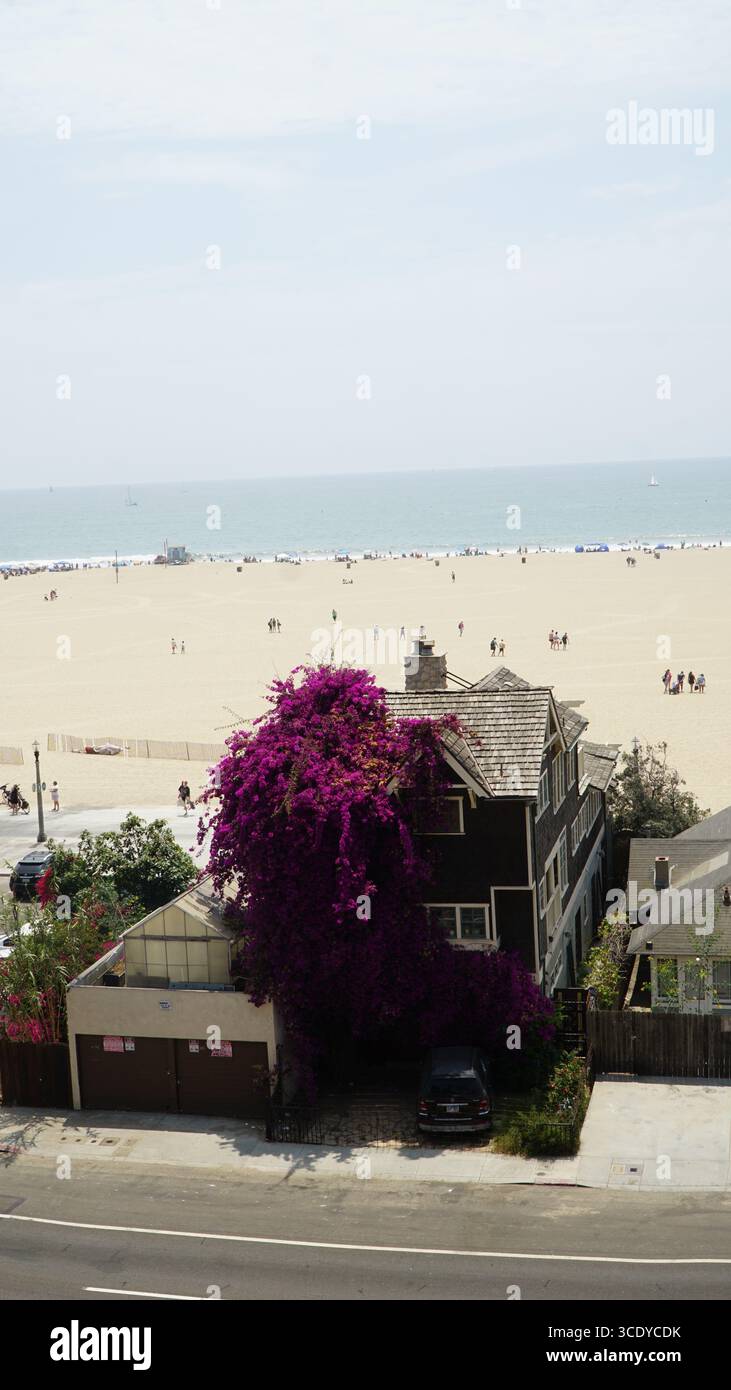 Maisons en bord de mer Santa Monica avec vue sur l'océan et plage de sable, Californie, États-Unis Banque D'Images