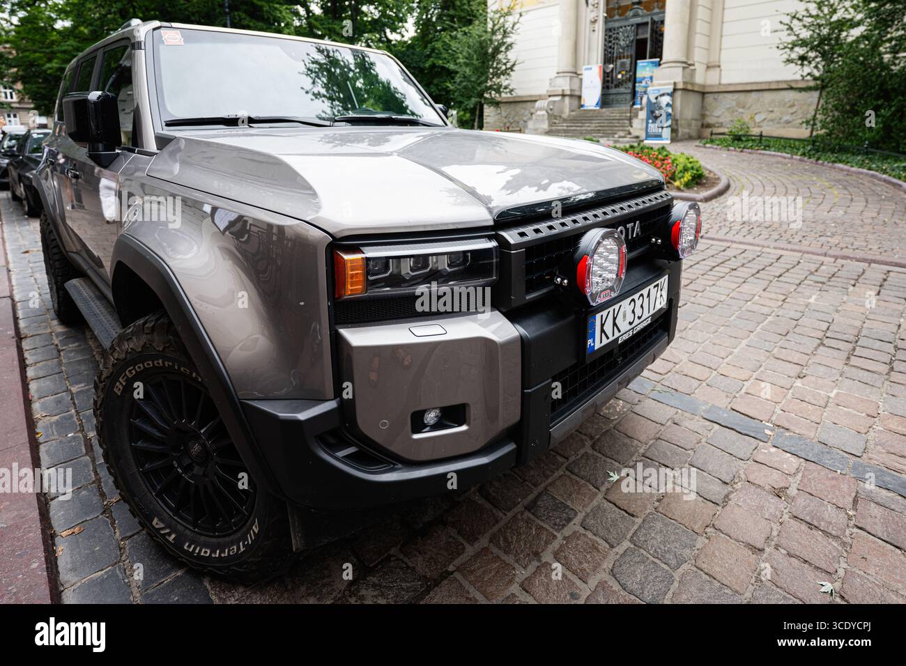 Cracovie, Pologne - 08 juillet 2025 : un élégant Toyota Land Cruiser Prado VX J250 SUV stationné dans une charmante rue en briques de Cracovie en Pologne Banque D'Images