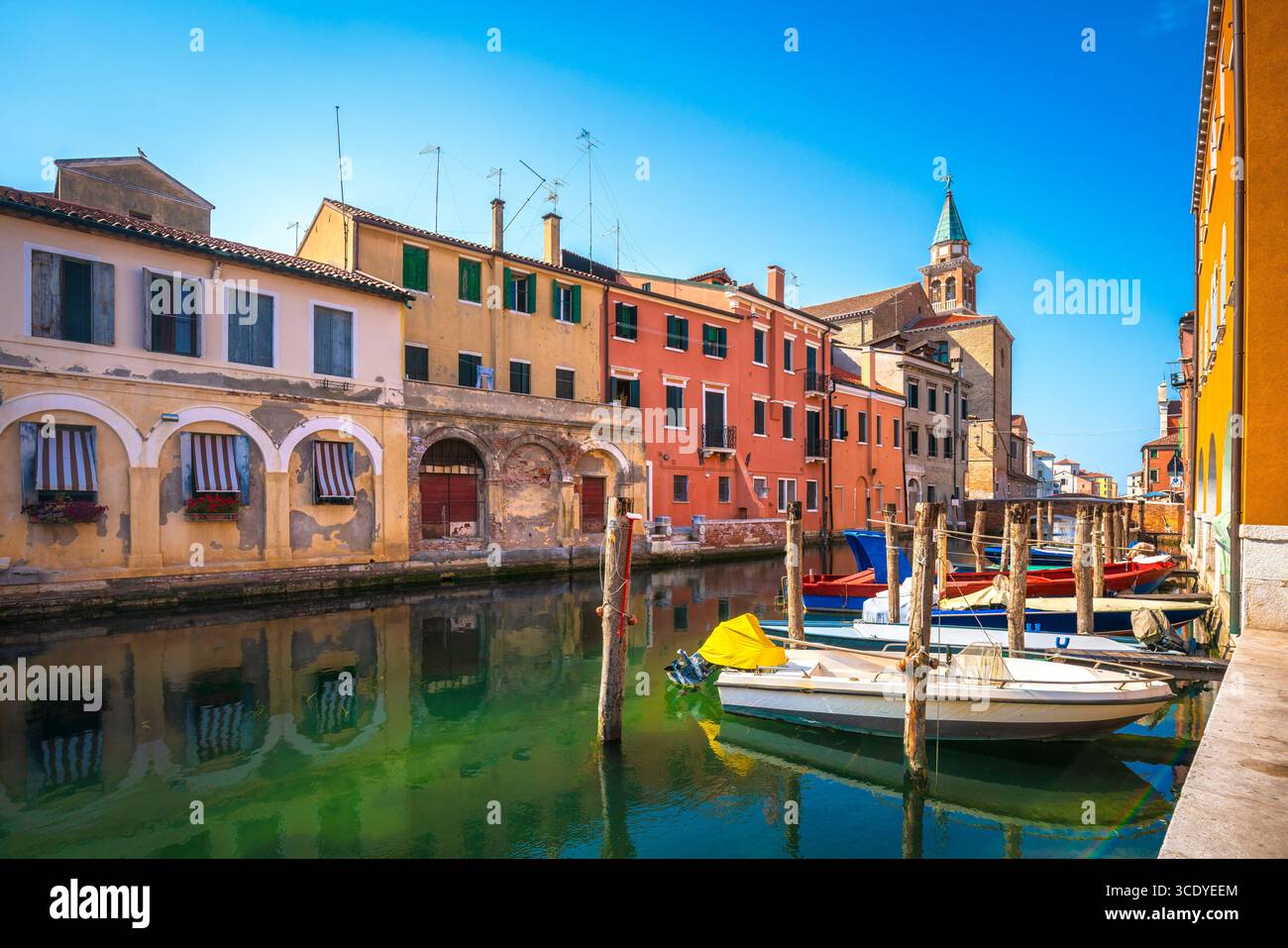 Chioggia ville dans la lagune vénitienne, canal, bateaux et église. Province de Venise, région de Vénétie, Italie, Europe Banque D'Images