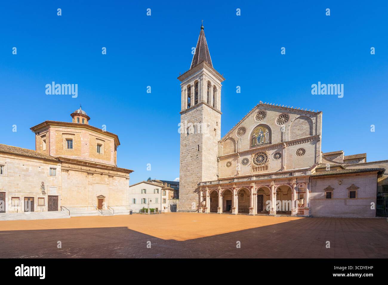 Spoleto, Santa Maria Assunta ou la cathédrale Sainte Marie duomo et la place. Province de Pérouse, région Ombrie, Italie, Europe. Banque D'Images