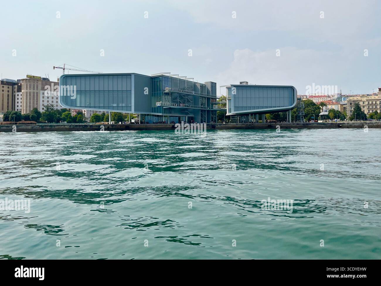 Architecture moderne Centre des arts Centro Botin conçu par l'architecte Renzo Piano vu d'un bateau Paseo Maritimo Baie de Santander Cantabrie Espagne Europe Banque D'Images