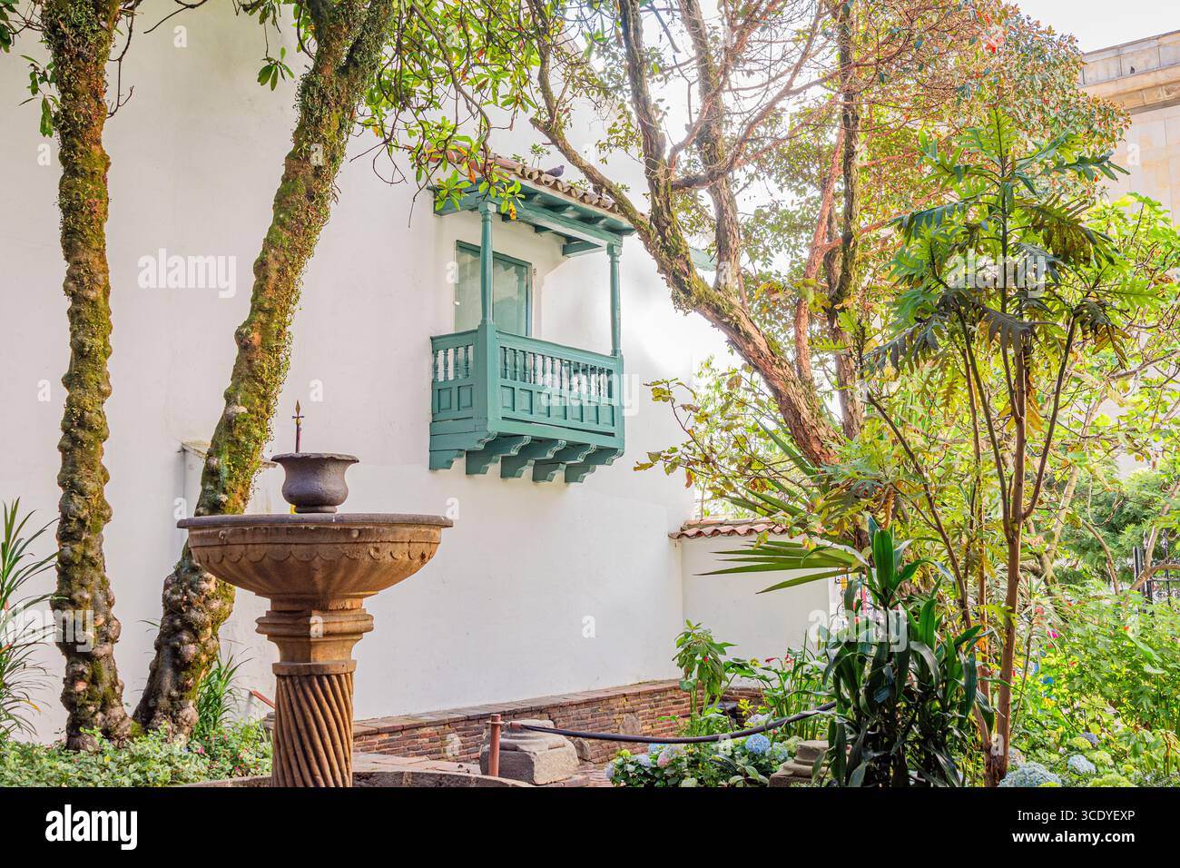 Une scène pittoresque avec un balcon de style colonial entouré de verdure luxuriante à Bogotá, Cundinamarca, Colombie. Banque D'Images