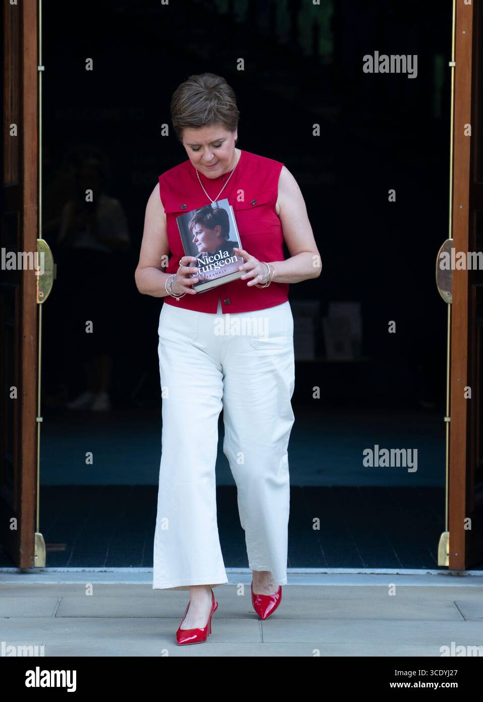 Édimbourg, Écosse, Royaume-Uni. 14 août 2025. L'ancienne première ministre Nicola Sturgeon se présente à Edinburgh Book fFstival pour promouvoir franchement son livre. Crédit ; Iain Masterton/Alamy Live News Banque D'Images